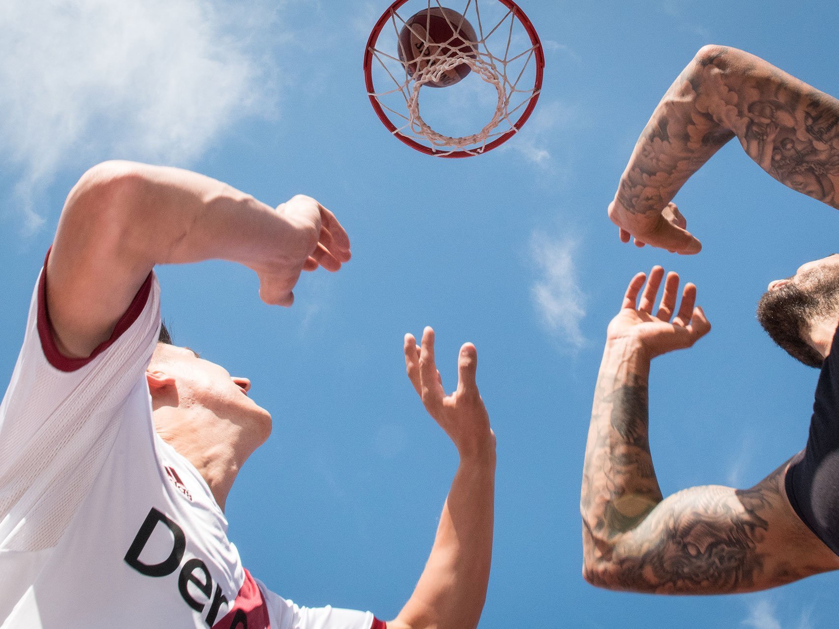 Zwei Männer spielen Basketball