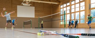 Badminton in der Turnhalle 