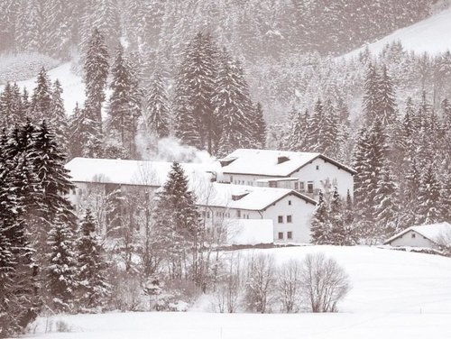 Suchtklinik - verschneite Winterlandschaft