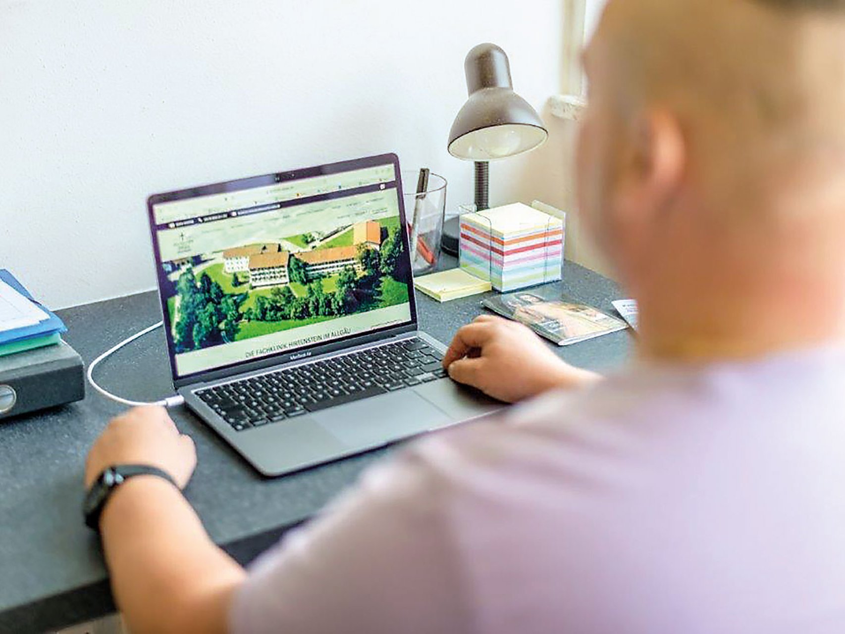 Büro: ein Mann sitzt an einem Macbook