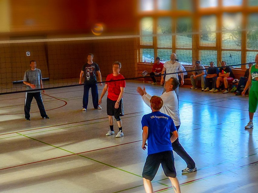 Hallenvolleyball: Zwei Männermannschaften spielen in der Turnhalle