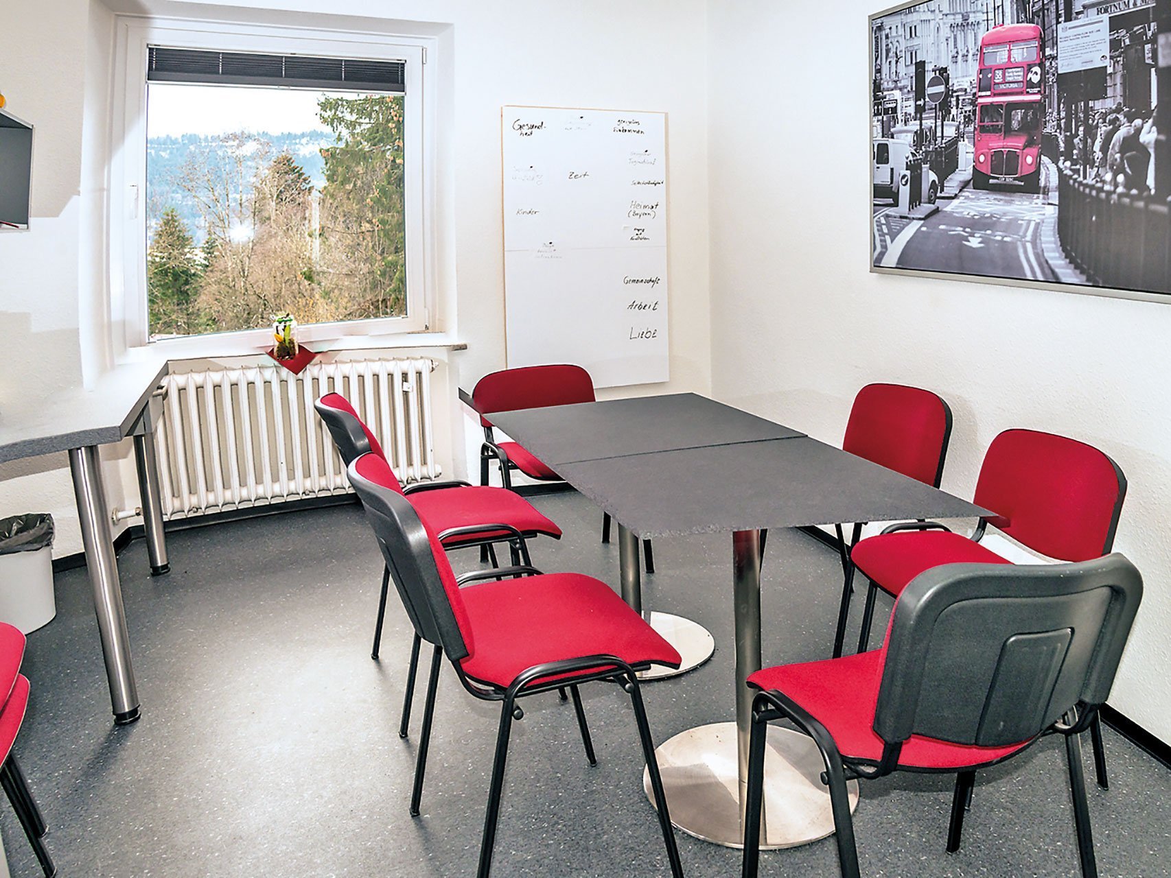 Besprechungsraum für ca. 8 Personen und einem Whiteboard an der Wand 