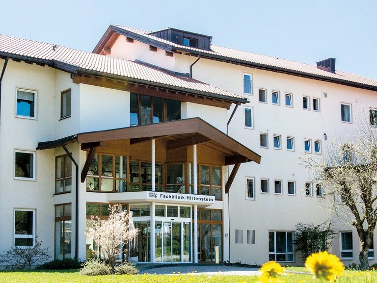 Rollstuhlgerechter Eingang zur Fachklinik Hirtenstein